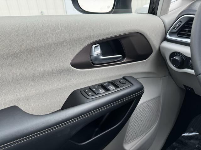 2024 Chrysler Voyager LX FWD