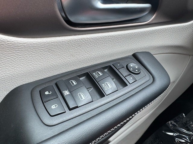 2023 Chrysler Voyager LX FWD