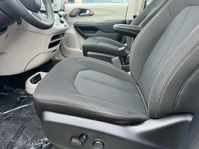 2023 Chrysler Voyager LX FWD