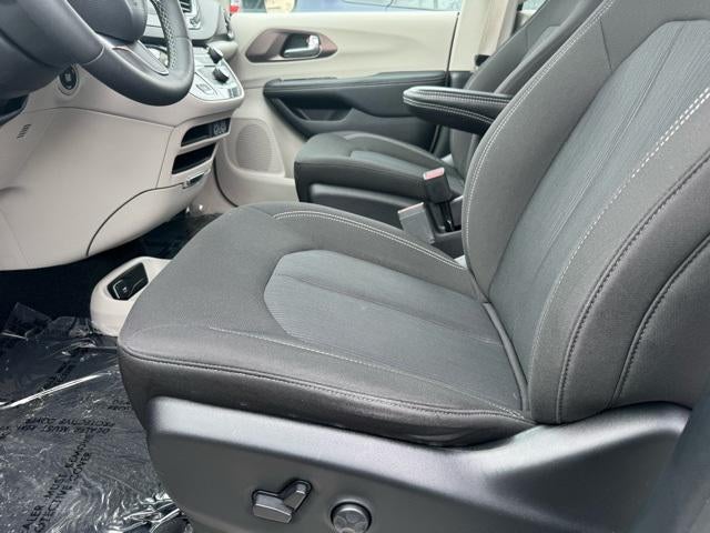 2023 Chrysler Voyager LX FWD