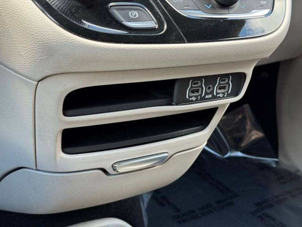 2023 Chrysler Voyager LX FWD