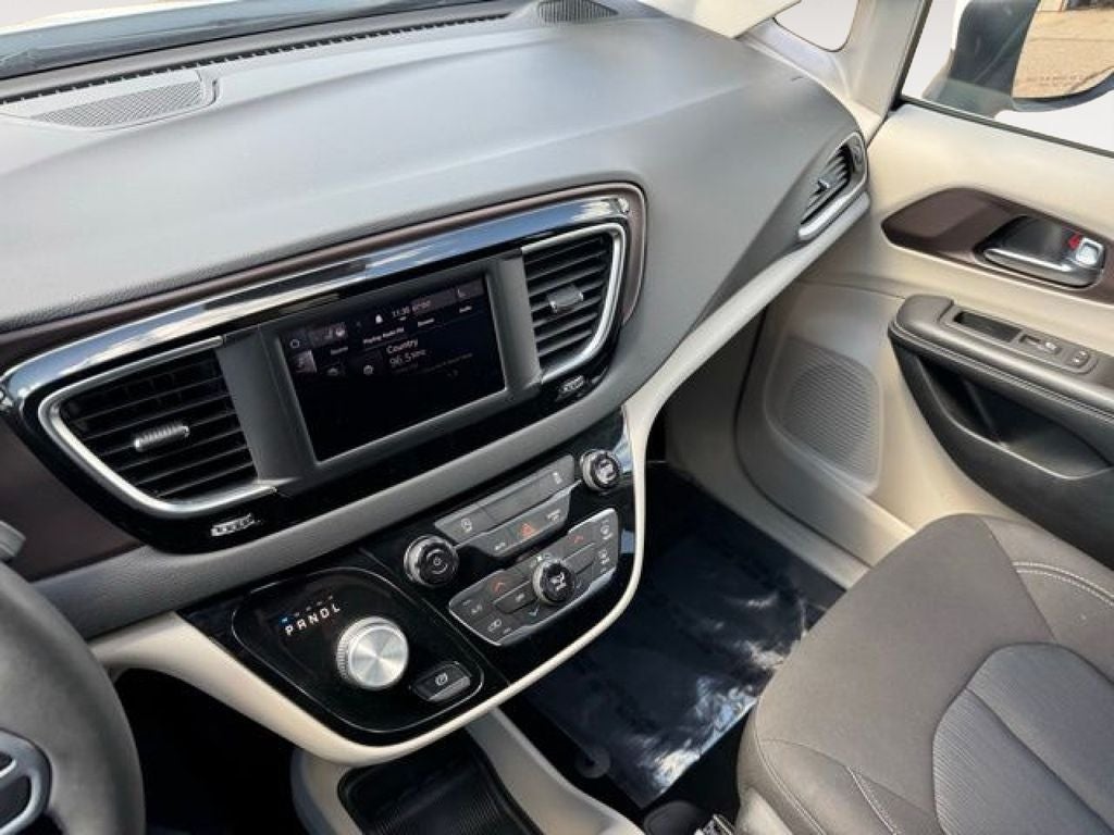 2023 Chrysler Voyager LX FWD