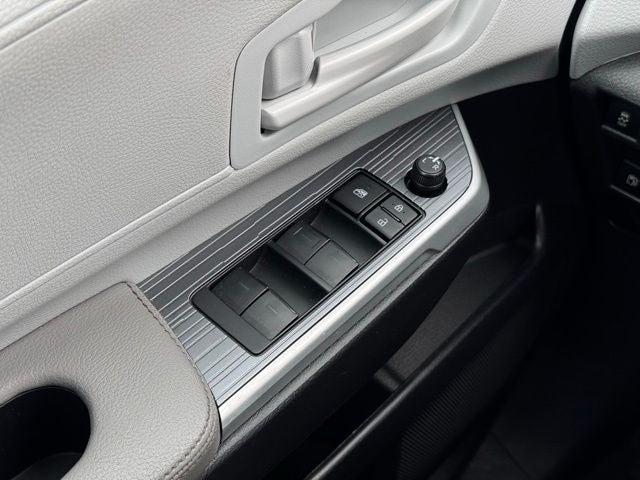 2025 Toyota Sienna LE 8 Passenger