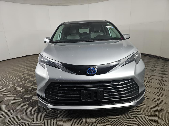 2025 Toyota Sienna LE 8 Passenger