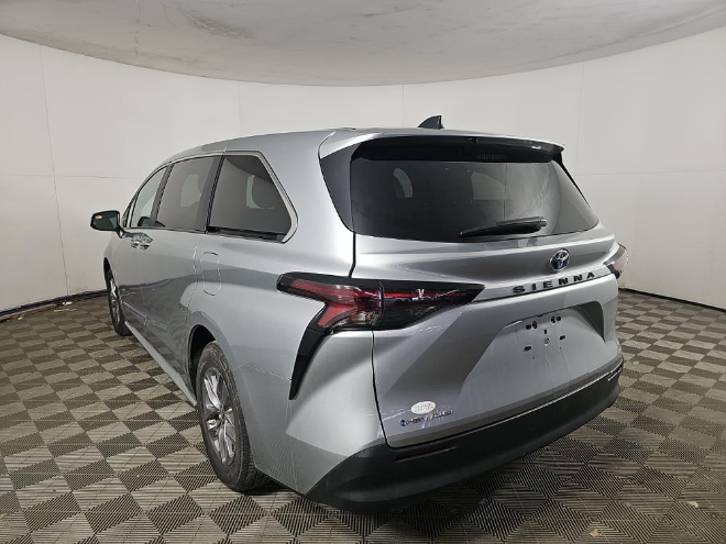 2025 Toyota Sienna LE 8 Passenger