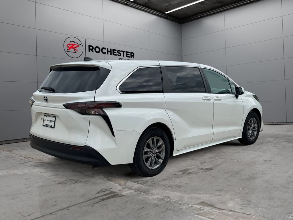 2023 Toyota Sienna LE 8 Passenger