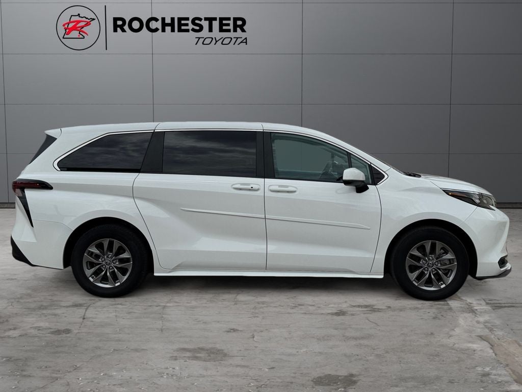 2025 Toyota Sienna LE 8 Passenger
