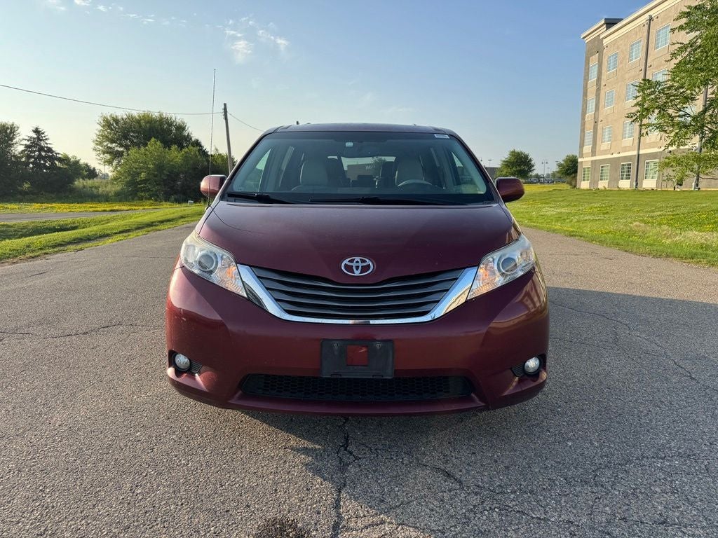 2013 Toyota Sienna XLE 8 Passenger