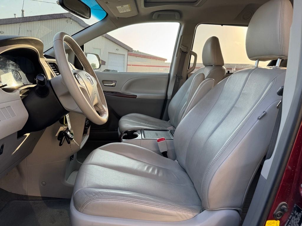 2013 Toyota Sienna XLE 8 Passenger