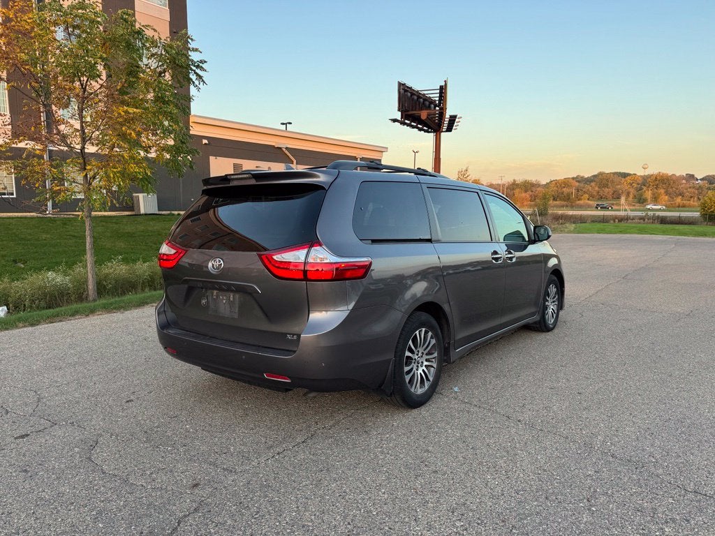 2018 Toyota Sienna XLE Premium 8 Passenger