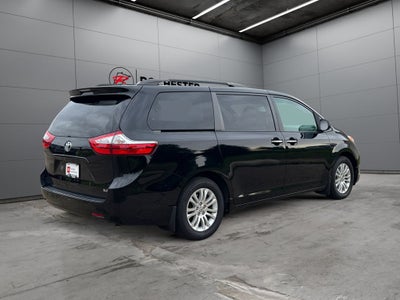 2017 Toyota Sienna XLE 8 Passenger