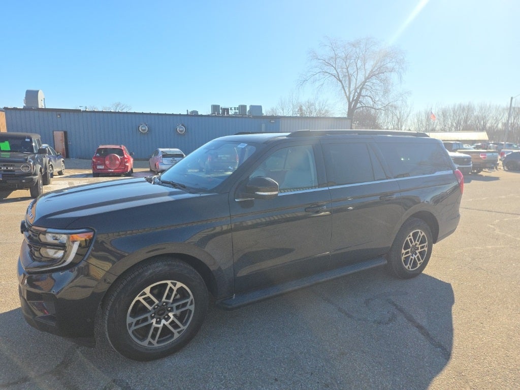 2025 Ford Expedition Max Active w/ Panoramic Moonroof + 8 Passenger Seating (2nd R