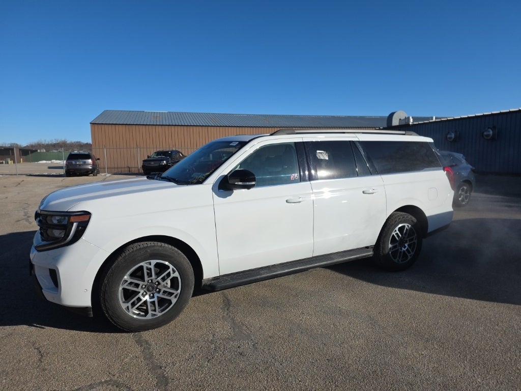 2025 Ford Expedition Max Active w/ Panoramic Moonroof + 8 Passenger Seating (2nd R