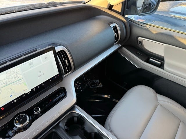 2025 Ford Expedition Max Active w/ Panoramic Moonroof + 8 Passenger Seating (2nd R