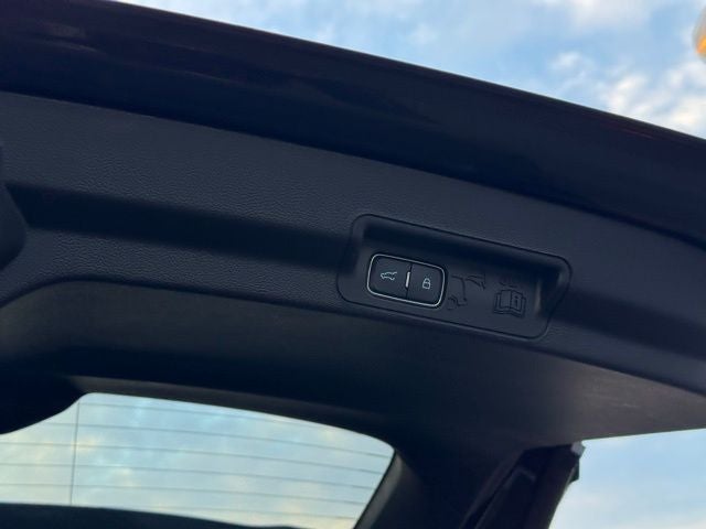 2023 Ford Explorer XLT w/ Twin Panel Moonroof + Trailer Tow Package