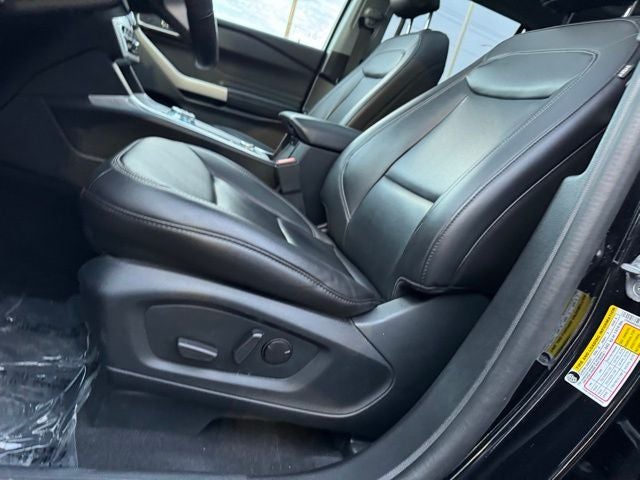 2023 Ford Explorer XLT w/ Twin Panel Moonroof + Trailer Tow Package