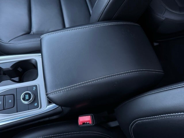 2023 Ford Explorer XLT w/ Twin Panel Moonroof + Trailer Tow Package