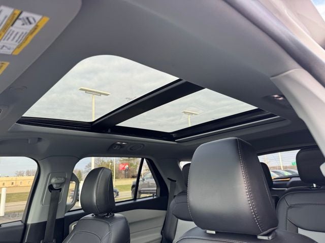 2023 Ford Explorer XLT w/ Twin Panel Moonroof + Tow Package