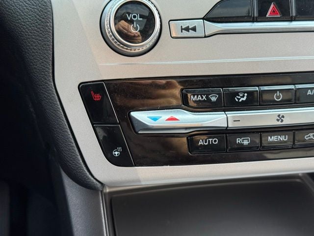 2023 Ford Explorer XLT w/ Twin Panel Moonroof + Tow Package