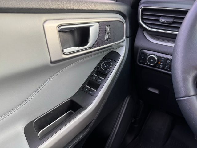 2023 Ford Explorer XLT w/ Twin Panel Moonroof + Tow Package