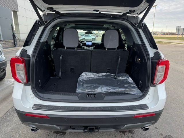 2023 Ford Explorer XLT w/ Twin Panel Moonroof + Tow Package