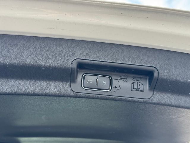 2023 Ford Explorer XLT w/ Twin Panel Moonroof + Tow Package