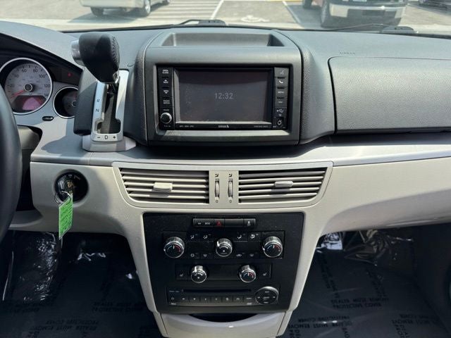 2013 Volkswagen Routan SE