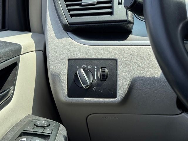 2013 Volkswagen Routan SE