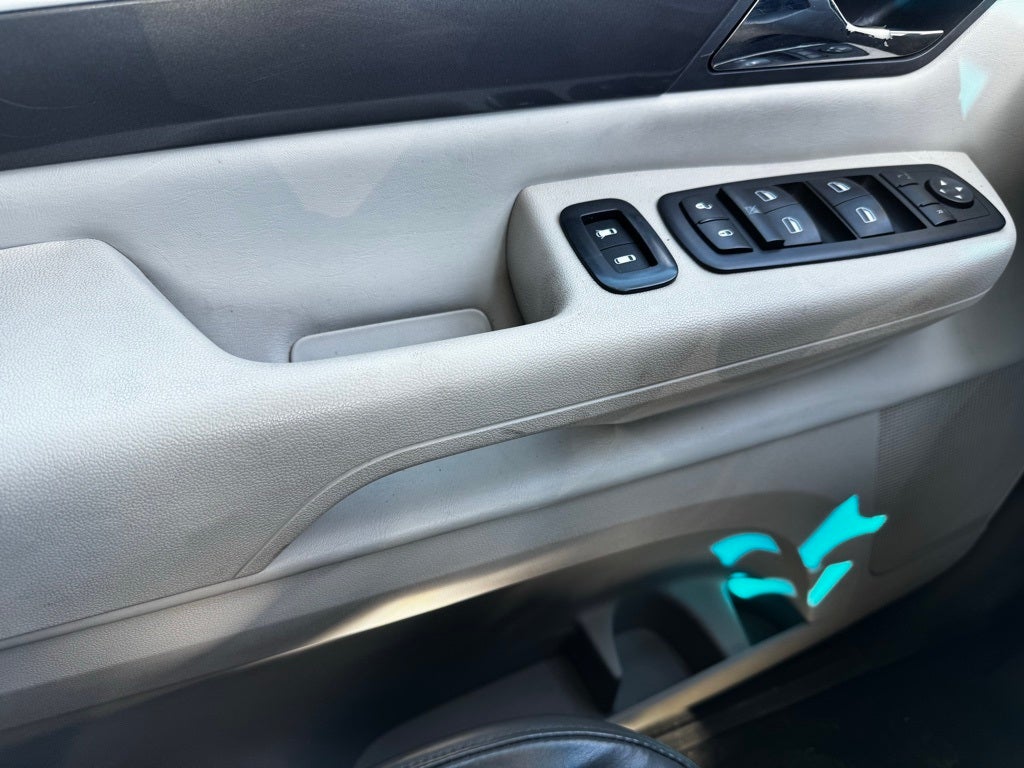 2010 Volkswagen Routan SE