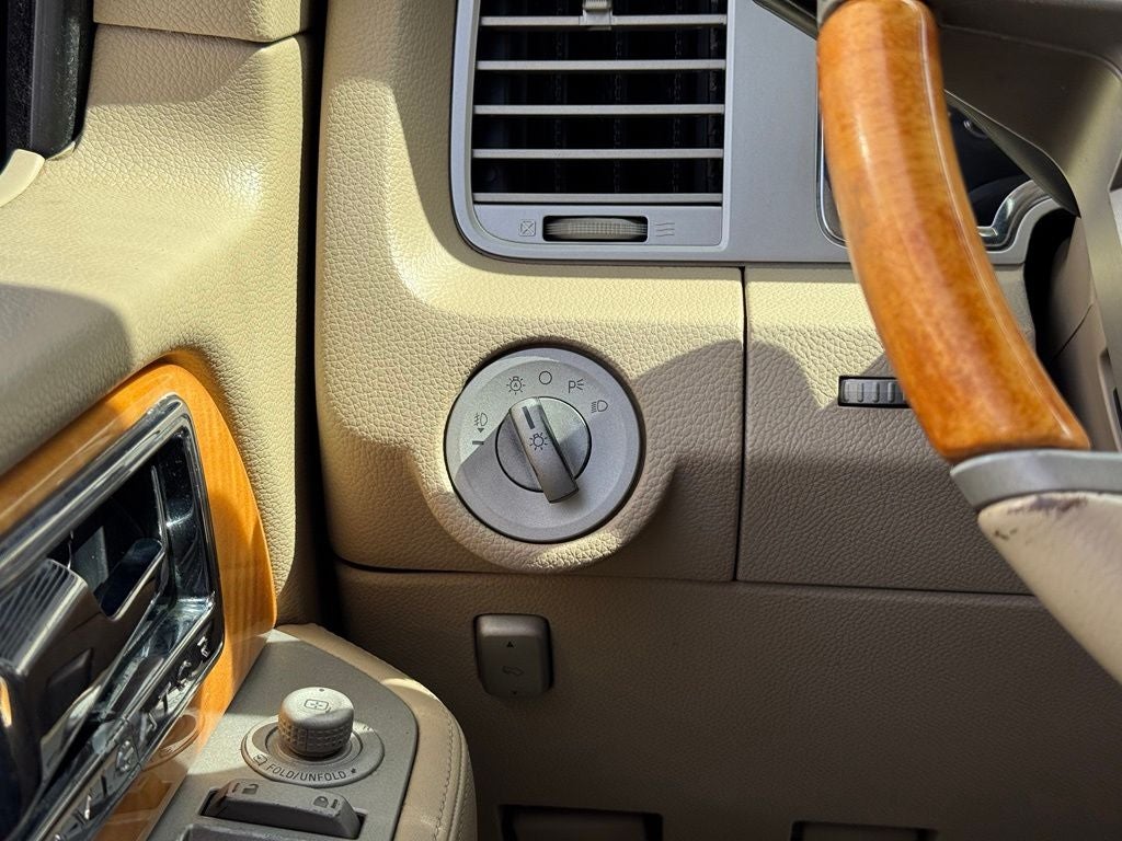 2010 Lincoln Navigator L Base