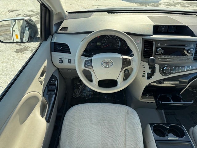 2013 Toyota Sienna LE 8 Passenger