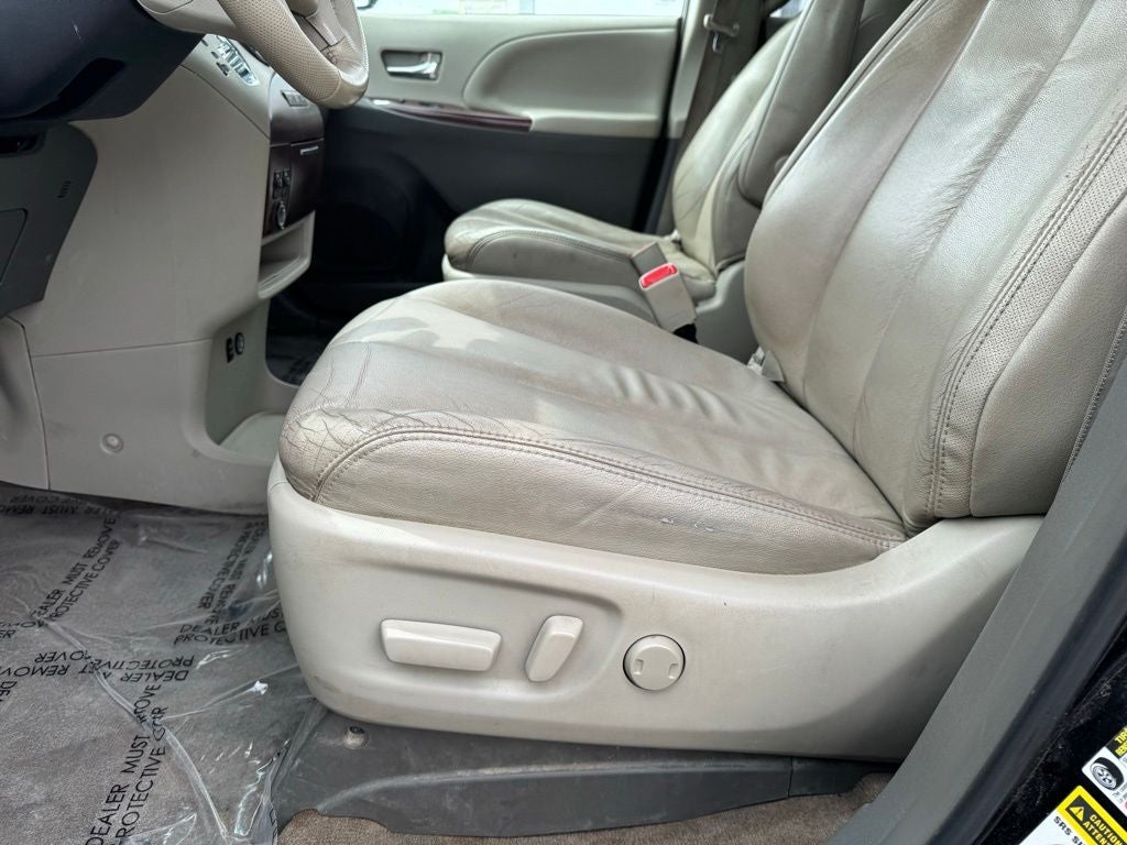 2014 Toyota Sienna XLE 8 Passenger